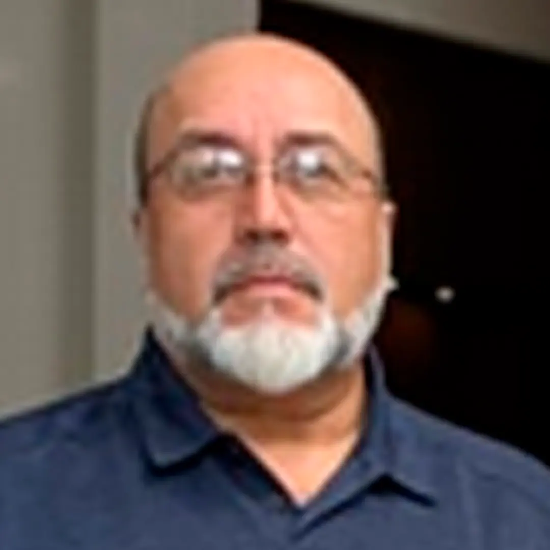 Retrato de Chaves, cliente de Local Web Studios que logró optimizar su presencia en Google Maps y atraer más clientes locales.