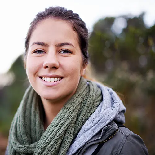 Retrato de Debbie Singer, emprendedora que recomienda los servicios de diseño web y optimización de presencia online de Local Web Studios.