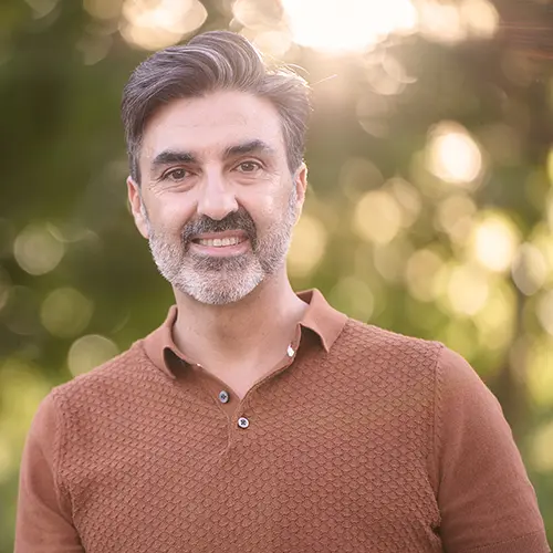 Retrato de Lucas Gheggi, quien destaca el servicio de mantenimiento y soporte web profesional brindado por Local Web Studios para su negocio.